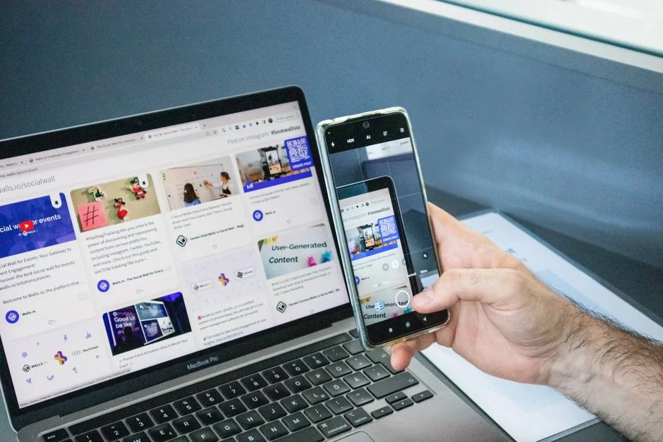 Un bureau élégant et épuré présentant des appareils Apple : iMac, MacBook et iPad.